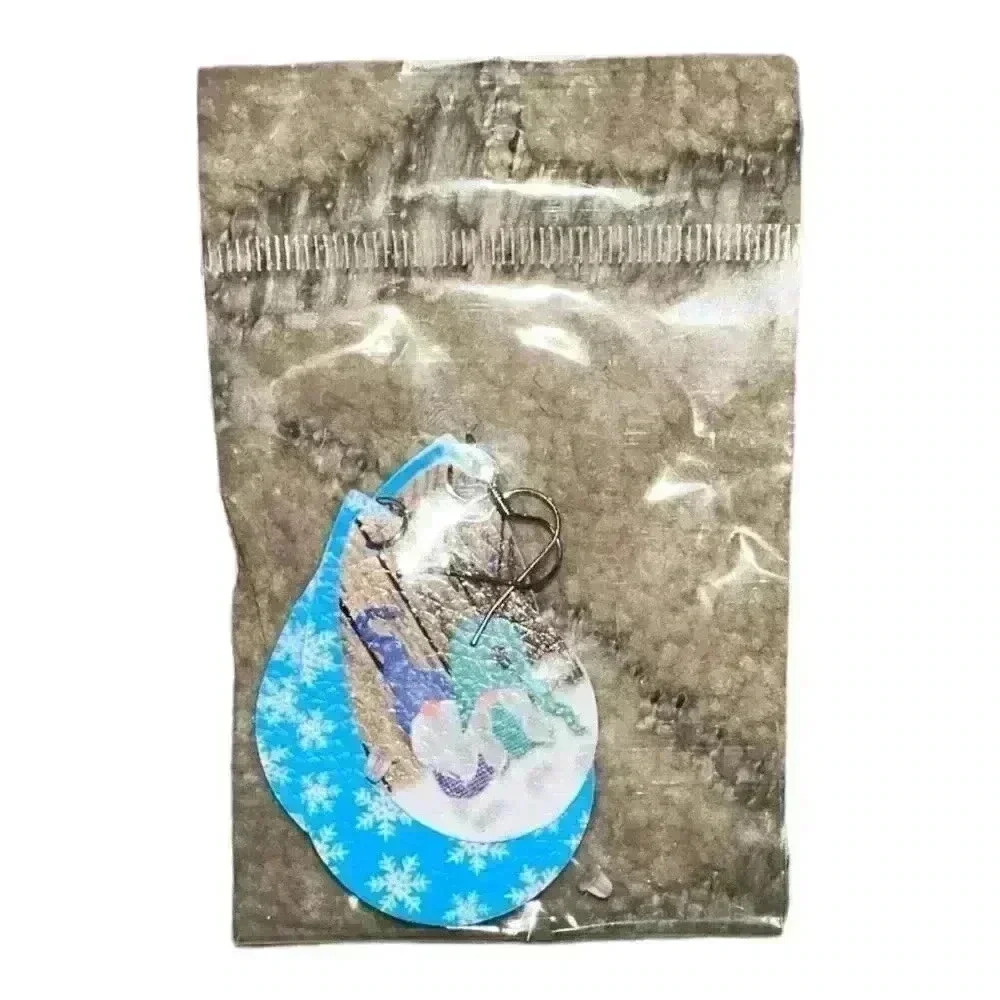 🎄NWT Christmas Gnome Snowflake Dangle Drop Earrings